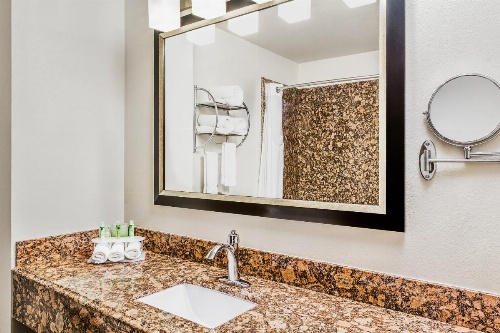 Holiday Inn Express Minden image 28